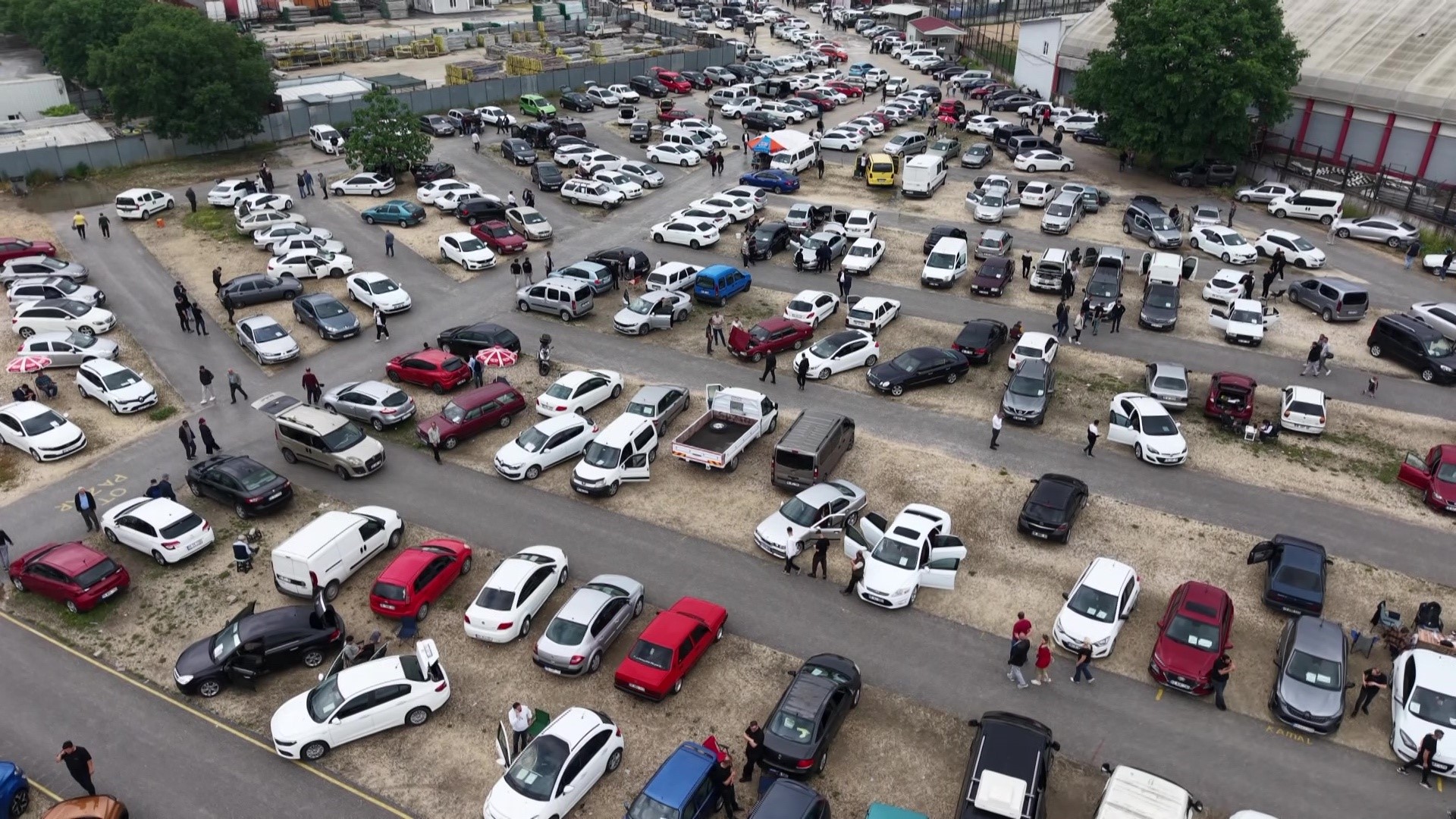 Bayram öncesi Bursa oto pazarında yoğunluk