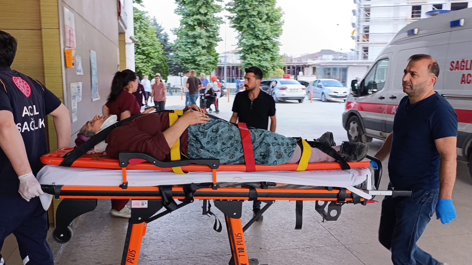 Bursa İnegöl’de kiraz toplarken ağaçtan düşen kadın yaralandı