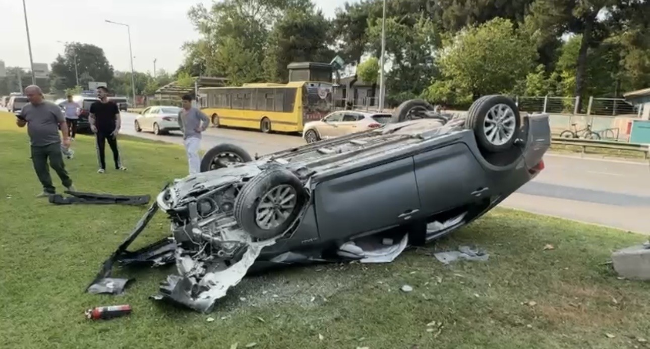 Bursa'da 3 Araç Birbirine Girdi: Bir Otomobil Takla Attı!