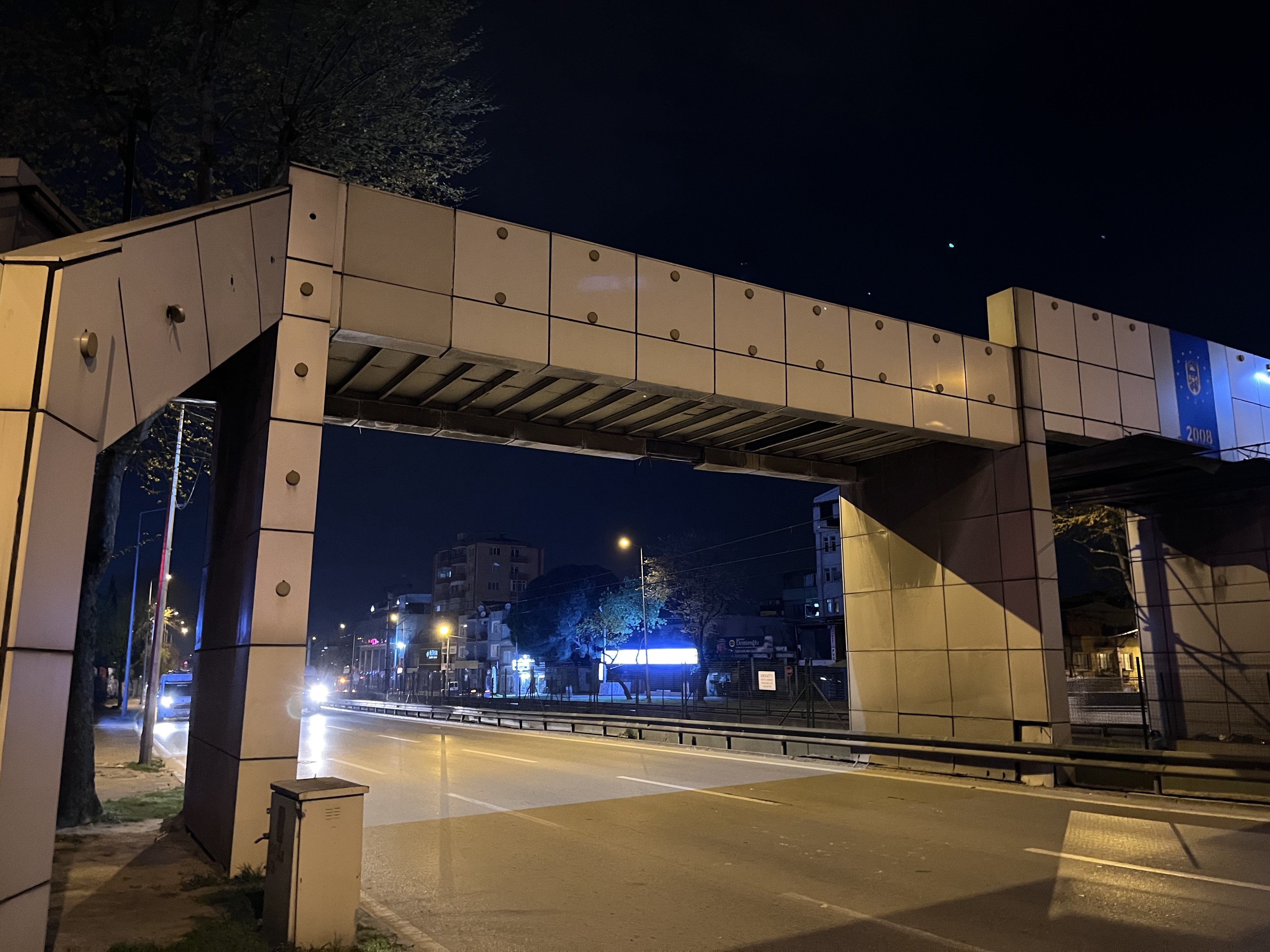 Bursa'da faciaya ramak kala, ağır demir aracın önüne düştü