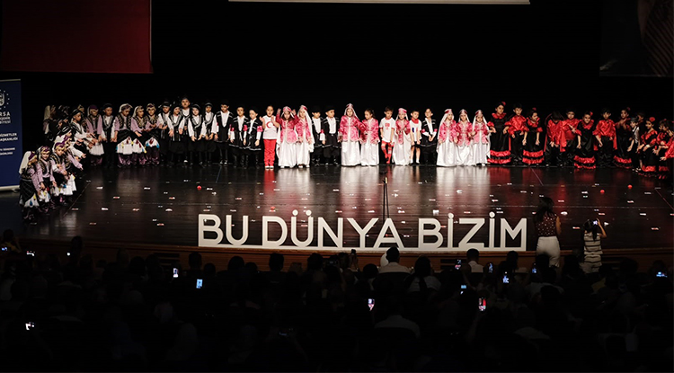 Bursa’da minikler, yıl sonu gösterisinde yeteneklerini sergiledi