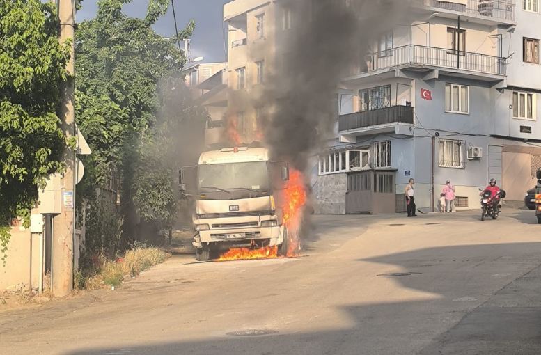 Bursa’da park halindeki kamyon alev alev yandı