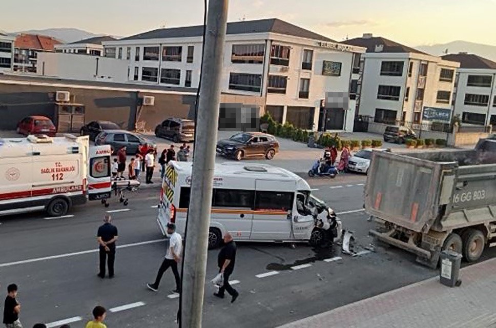 Bursa'da Servis Minibüsü Kamyona Arkadan Çarptı: 1 Ağır Yaralı