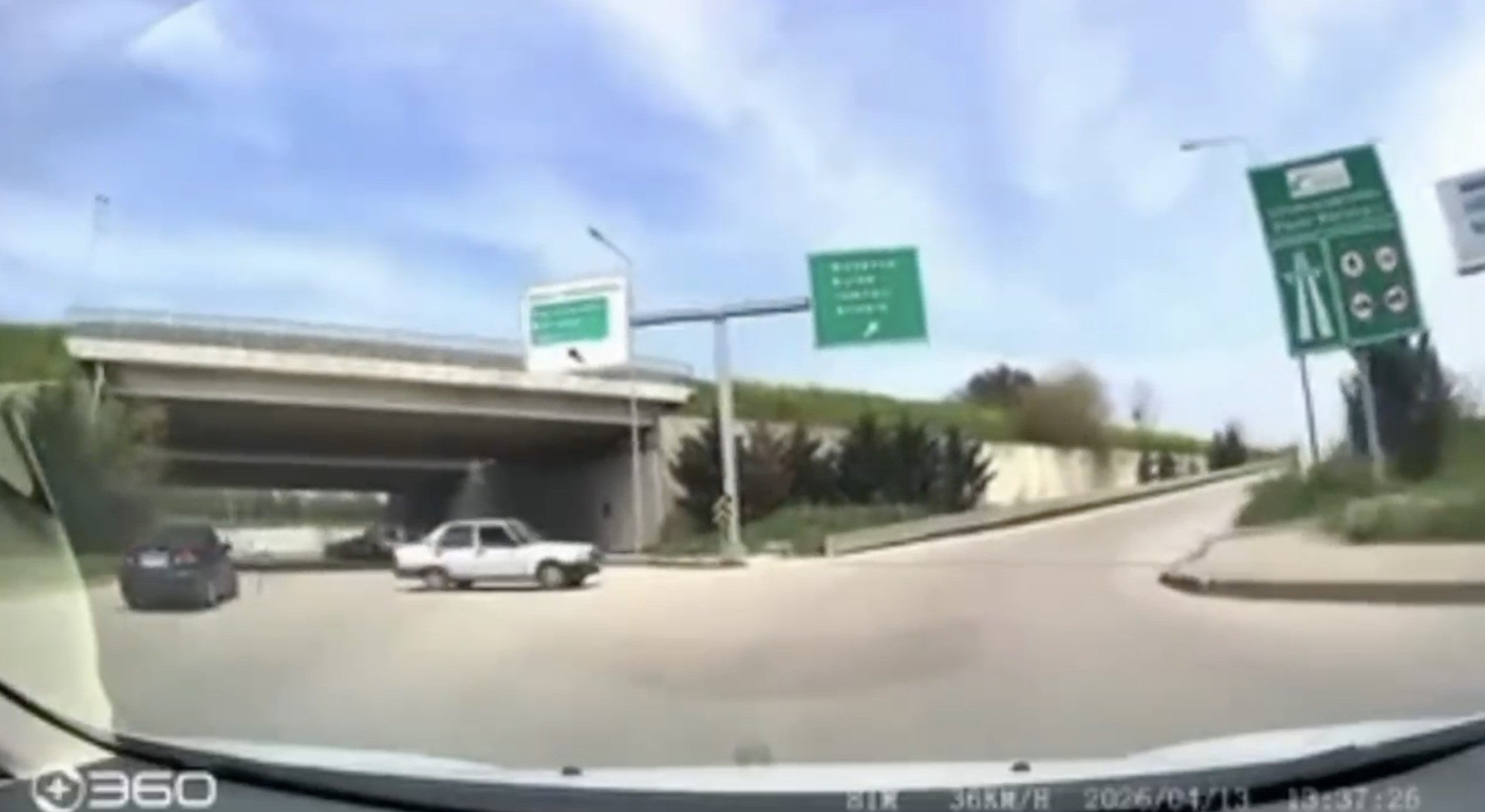 Bursa’da Ters Yönden Gelen Araç Trafikte Tehlike Yarattı