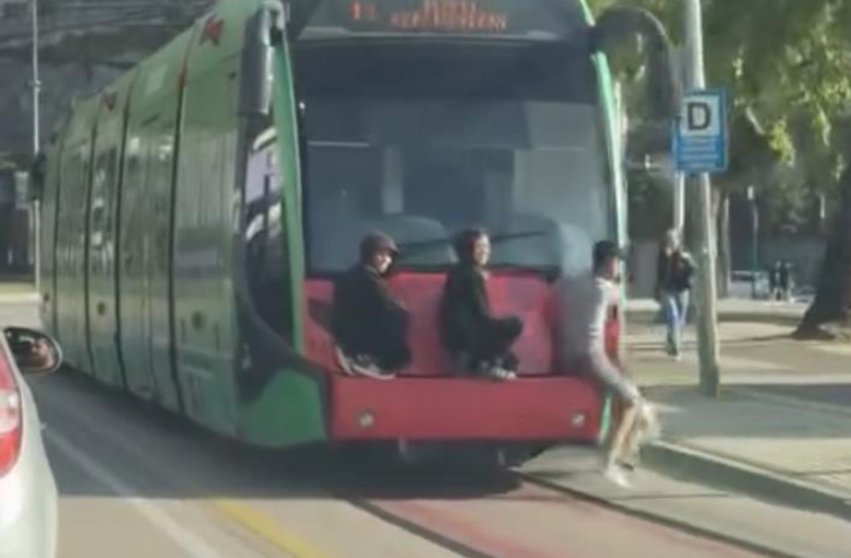 Bursa’da tramvayda tehlikeli görüntüler