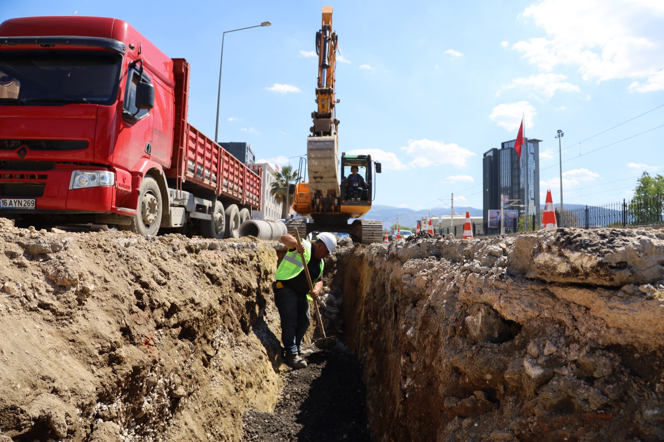 Büyükşehir Bursa'nın yeni yerleşimlerinde altyapıyı güçlendiriyor