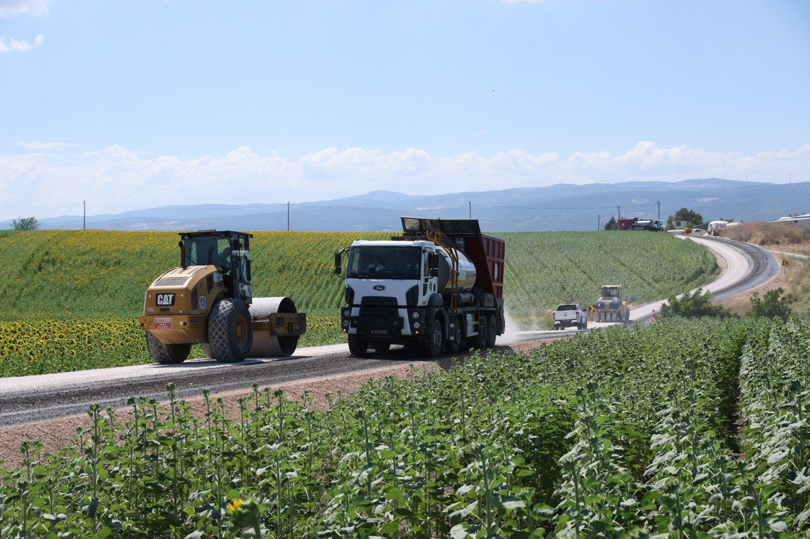 Büyükşehir Nilüfer'de yolları yeniliyor