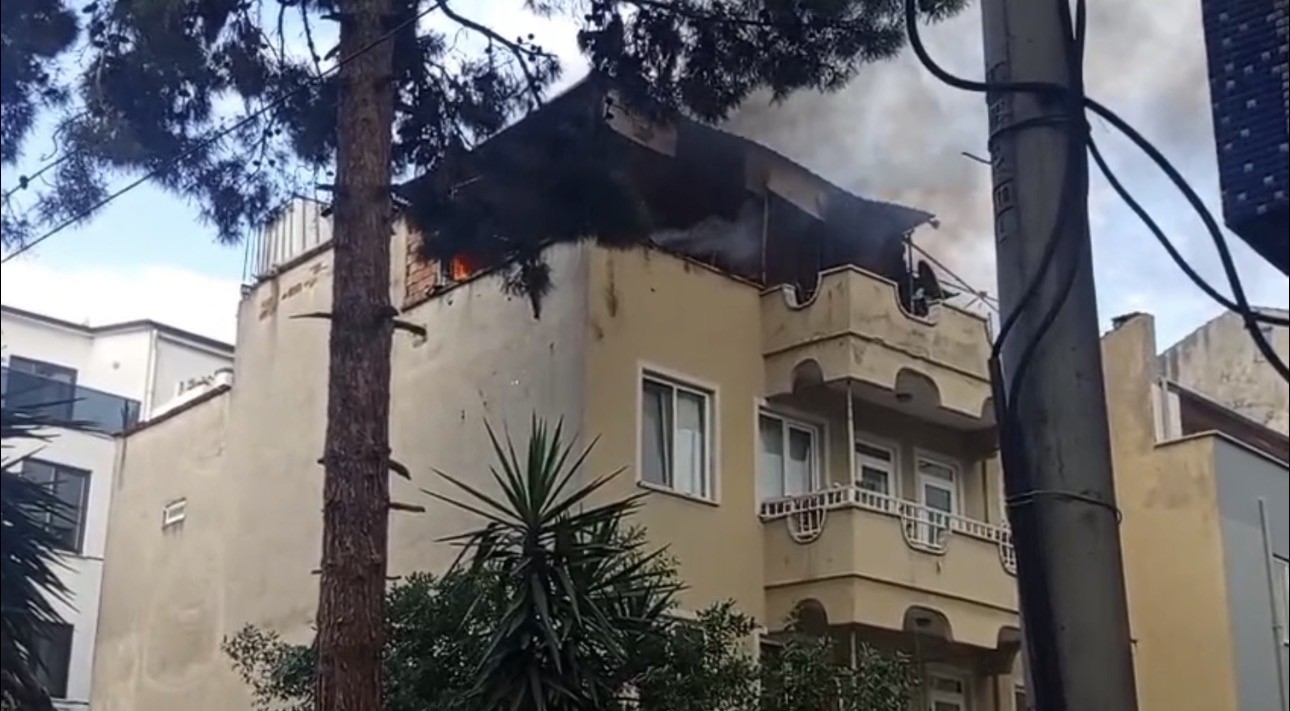 Çatı yangını mahallede paniğe neden oldu