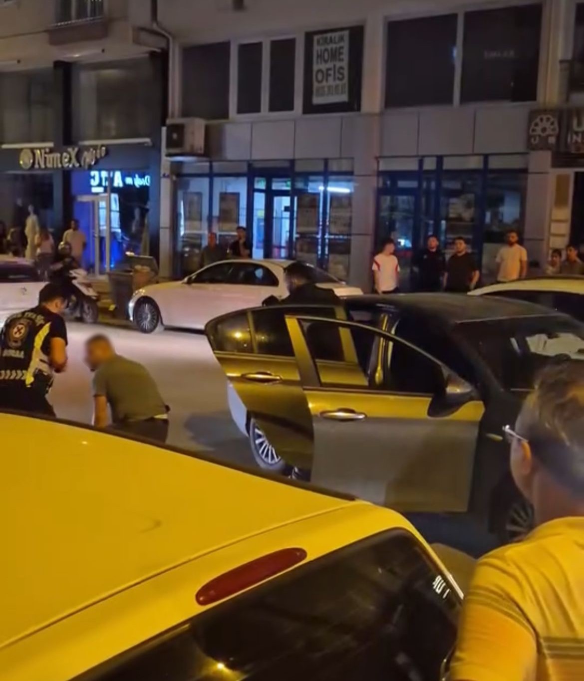"Dur" ihtarına uymadı, polis ekiplerinin üzerine araç sürdü: 320 bin lira ceza yedi