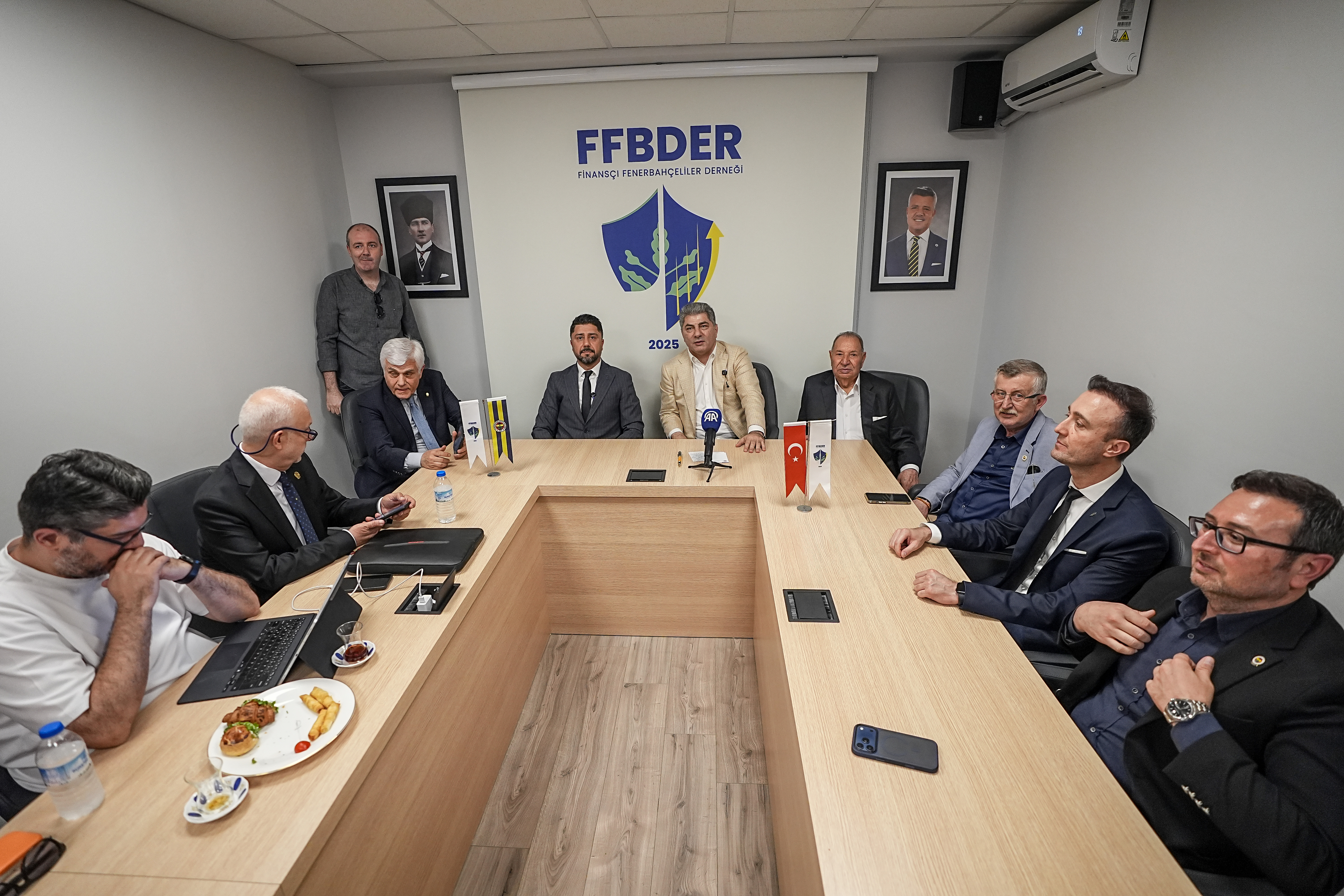 Fenerbahçe Kulübü Başkan Adayı Hakan Safi, Bursa'da kongre üyeleriyle bir araya geldi