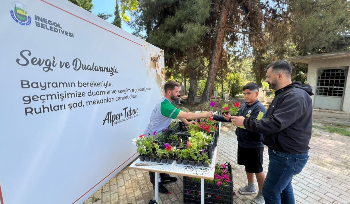 İnegöl Belediyesi Bayram Öncesi Mezarlıklarda Çiçek Dağıttı