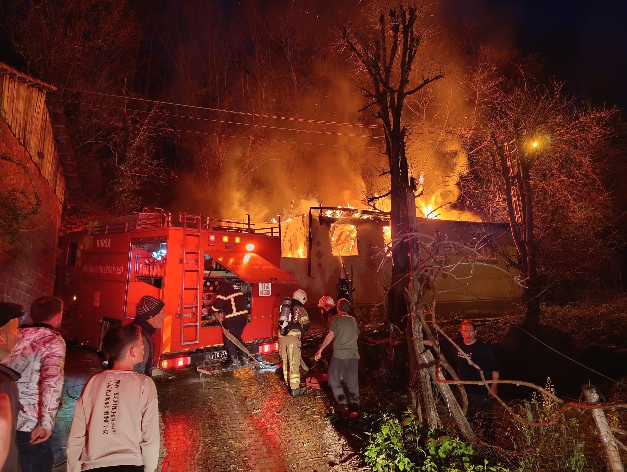 İnegöl'de tek katlı ev alev alev yandı!