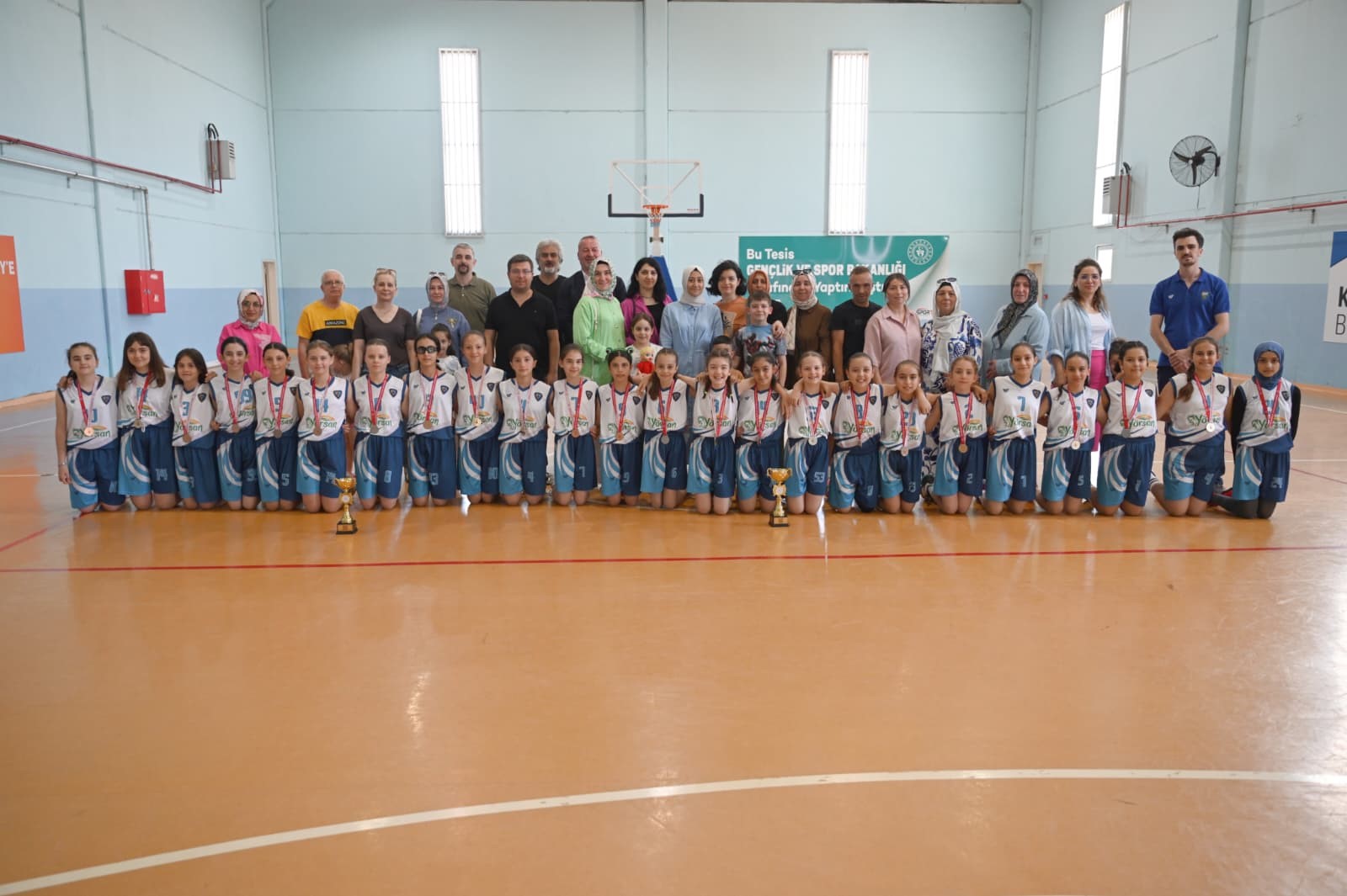 Karacabey Belediyespor'da kupa sevinci