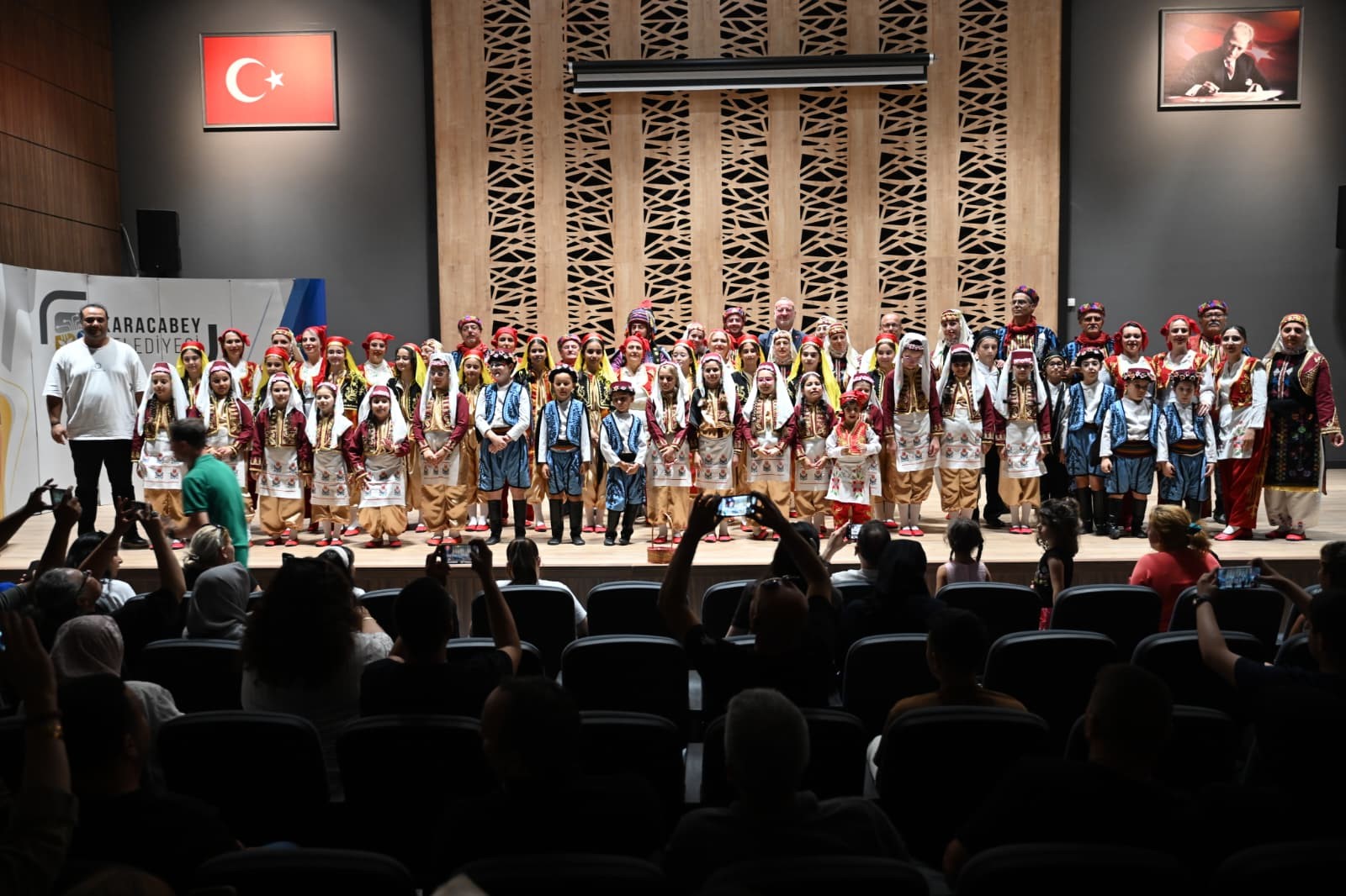 Karacabey'de halk oyunları gecesi büyük beğeni topladı