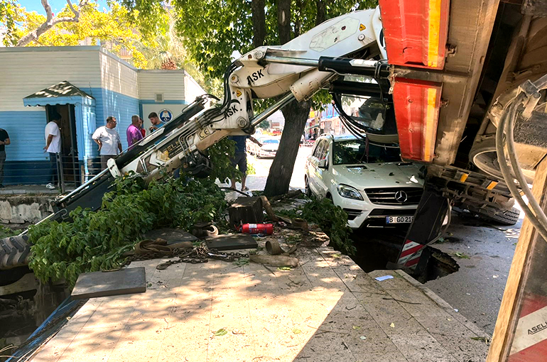 Kepçe dereye düştü, vinç park halindeki aracın üzerine devrildi!