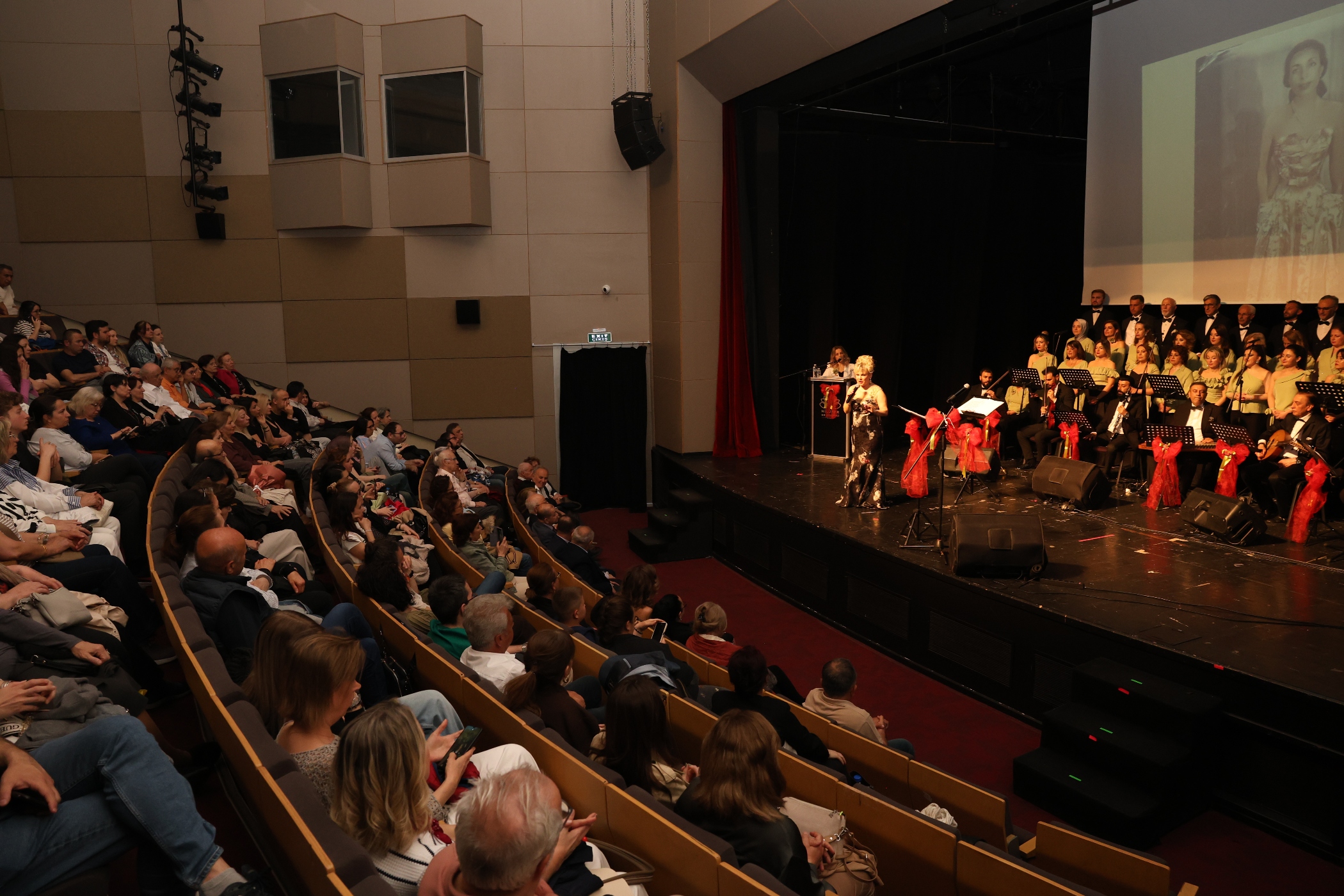 Nilüfer’den “Safiye Ayla”ya saygı