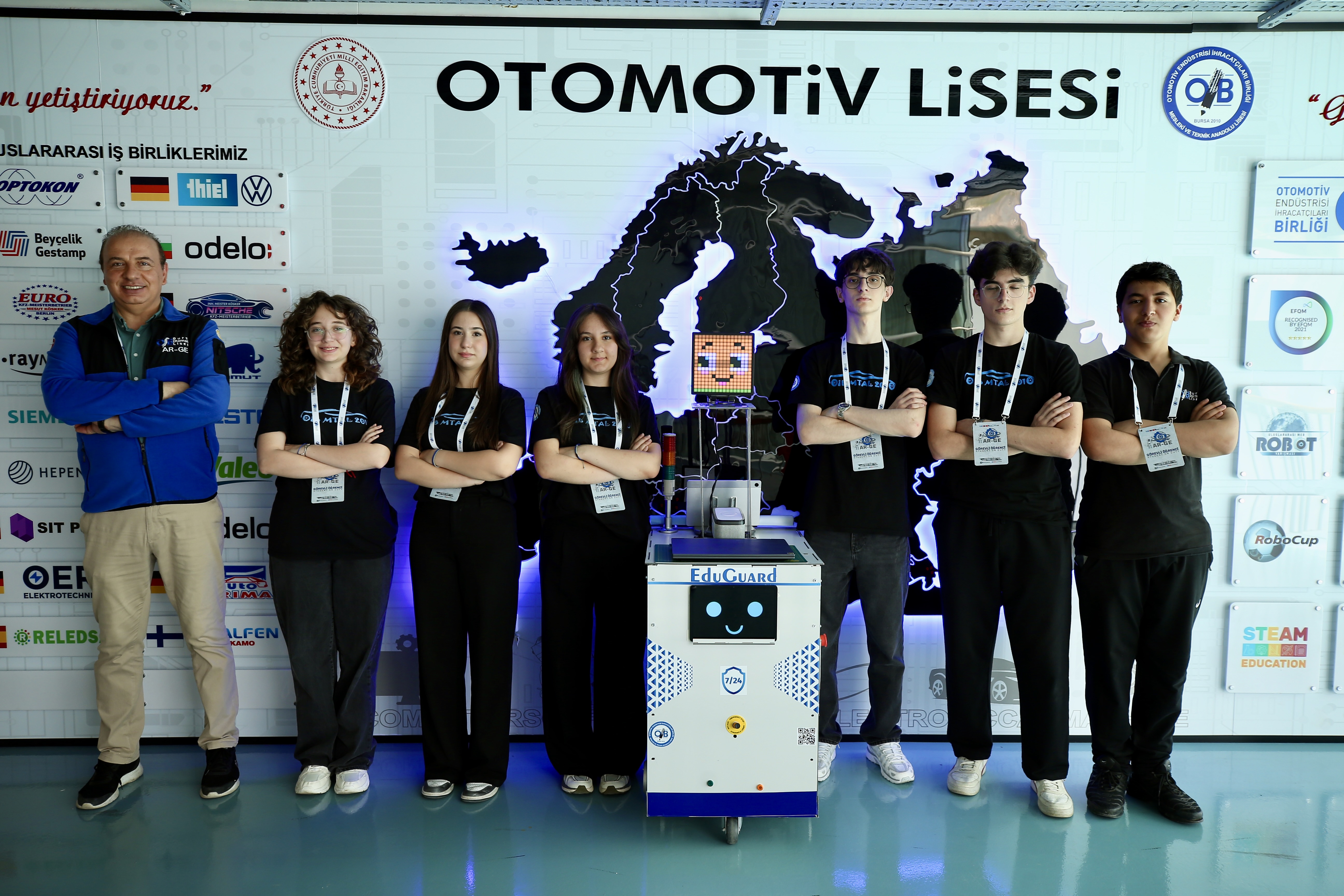 Öğrencilerin geliştirdiği otonom robot, idarecilere okuldaki olumsuz durumları iletiyor