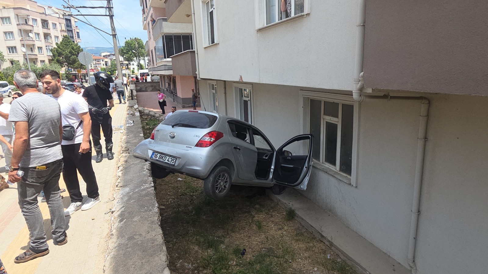 Otomobil apartman bahçesine uçtu, faciadan dönüldü