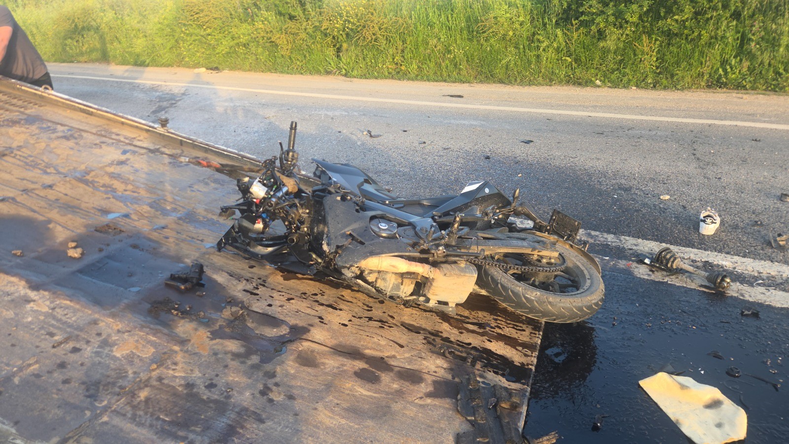 Otomobilin devirdiği elektrik direğine motosiklet çarptı: 4 yaralı