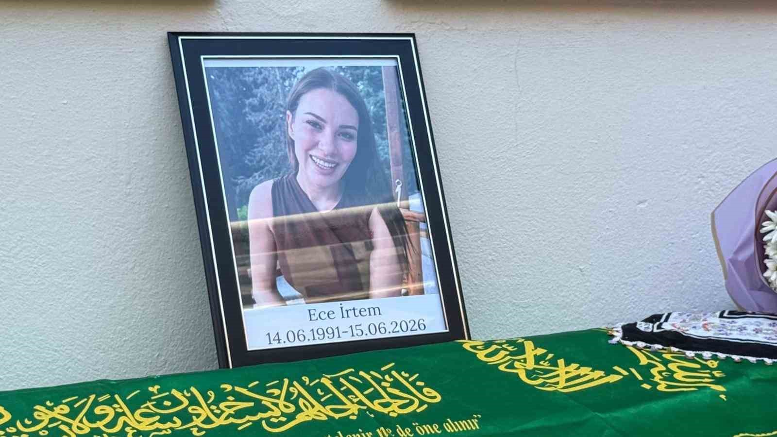 Oyuncu İrtem’i, Kuşadası’nda sevenleri son yolculuğuna uğurladı