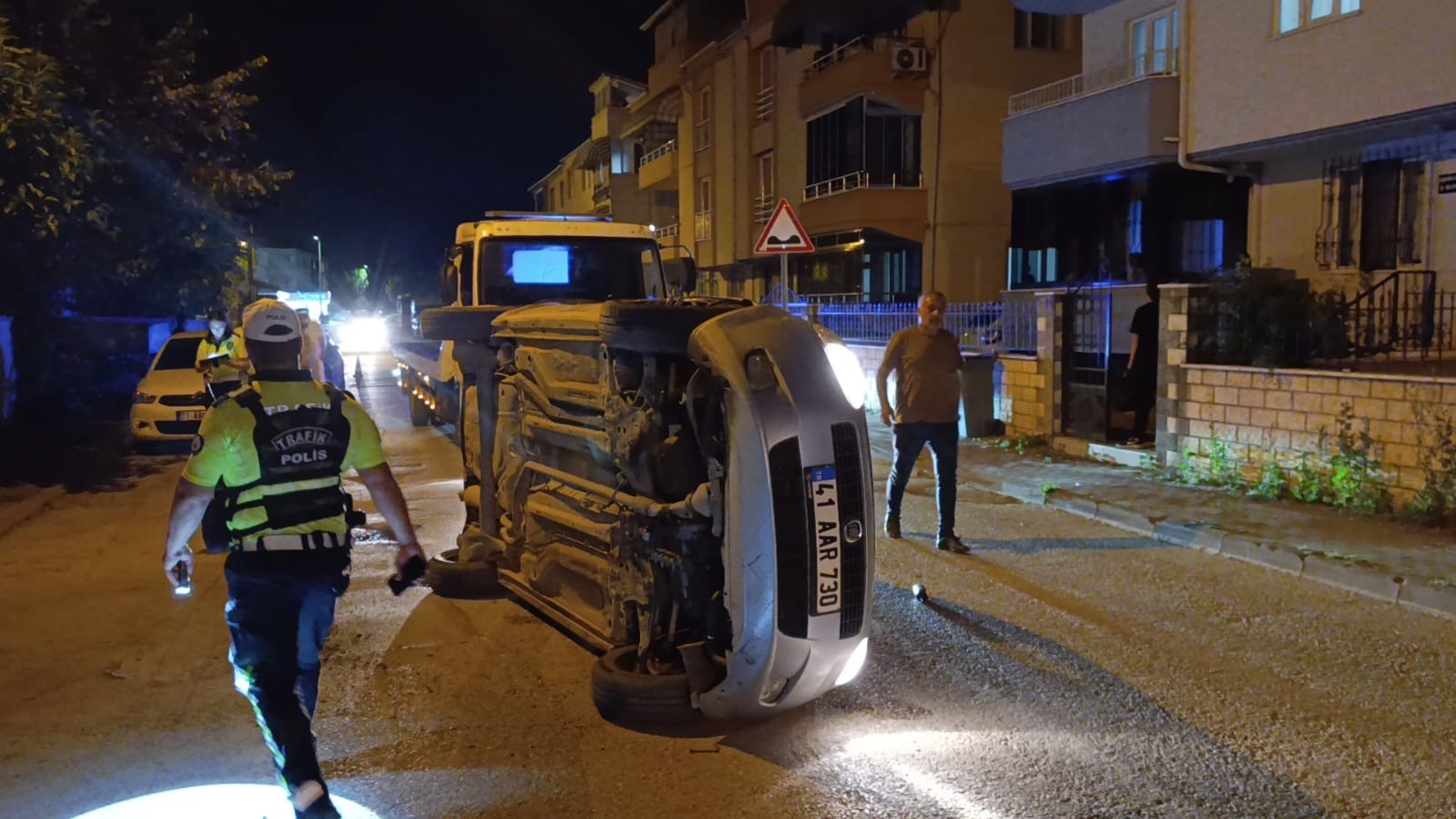 Park halindeki otomobile çarpıp yan yattı, sürücüsü olay yerinden kaçtı!