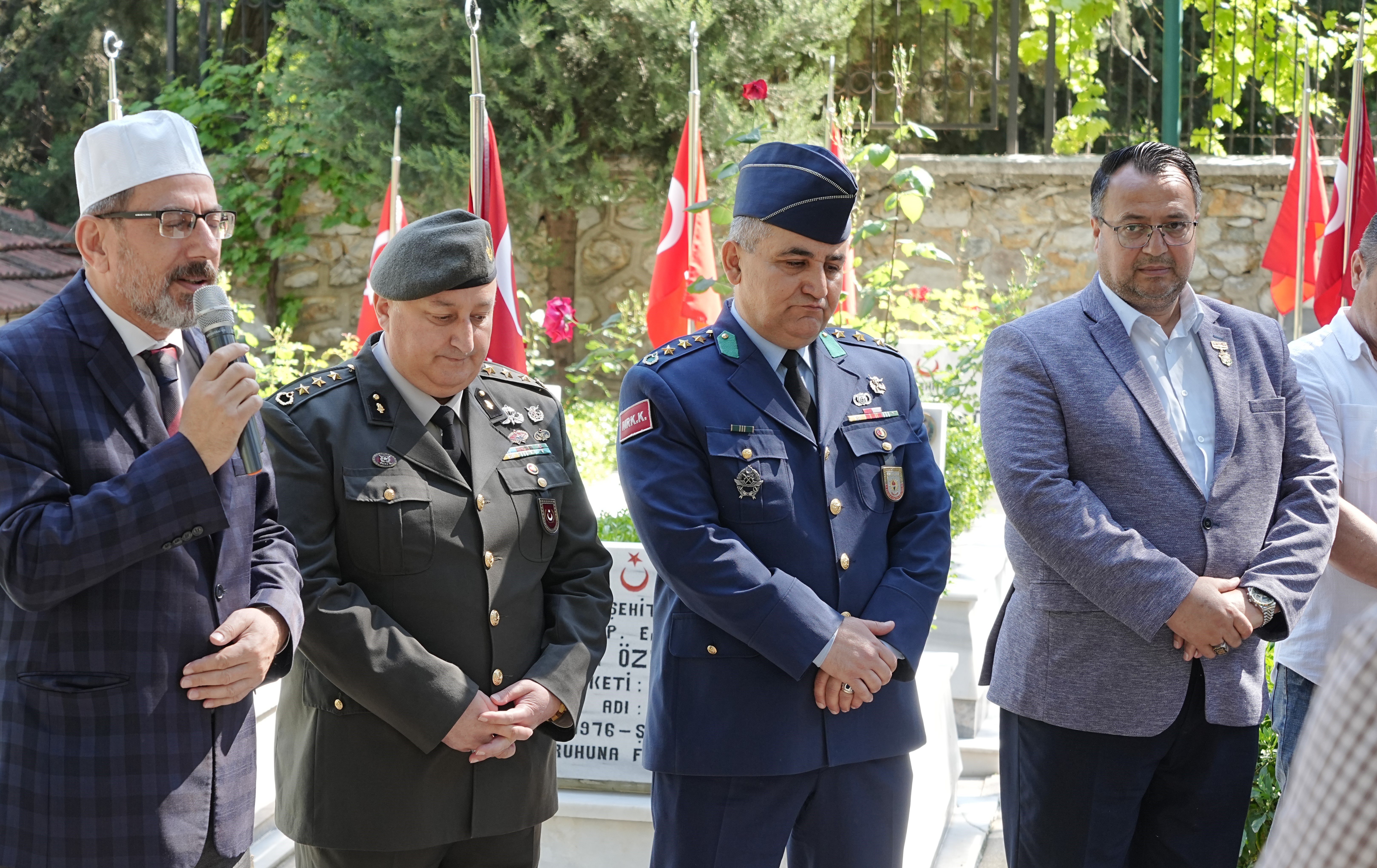 Şehitlikte hüzünlü bayramlaşma