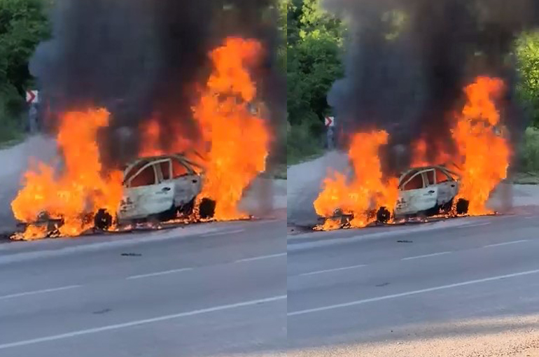 Seyir halindeki araç alevlere teslim oldu