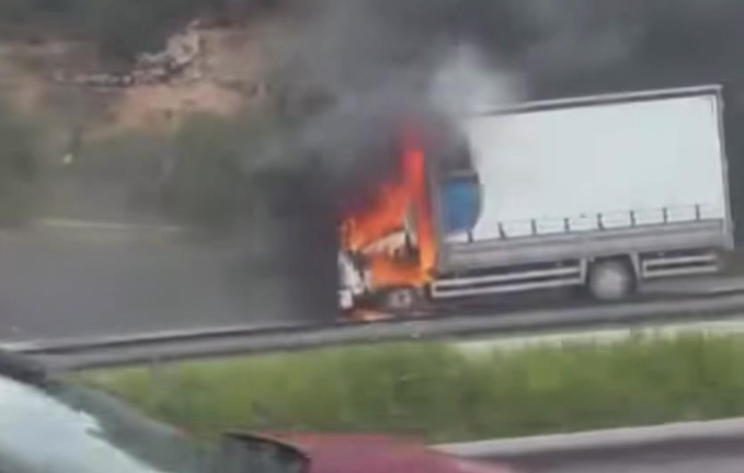 Seyir halindeki kamyon, alev alev yandı!