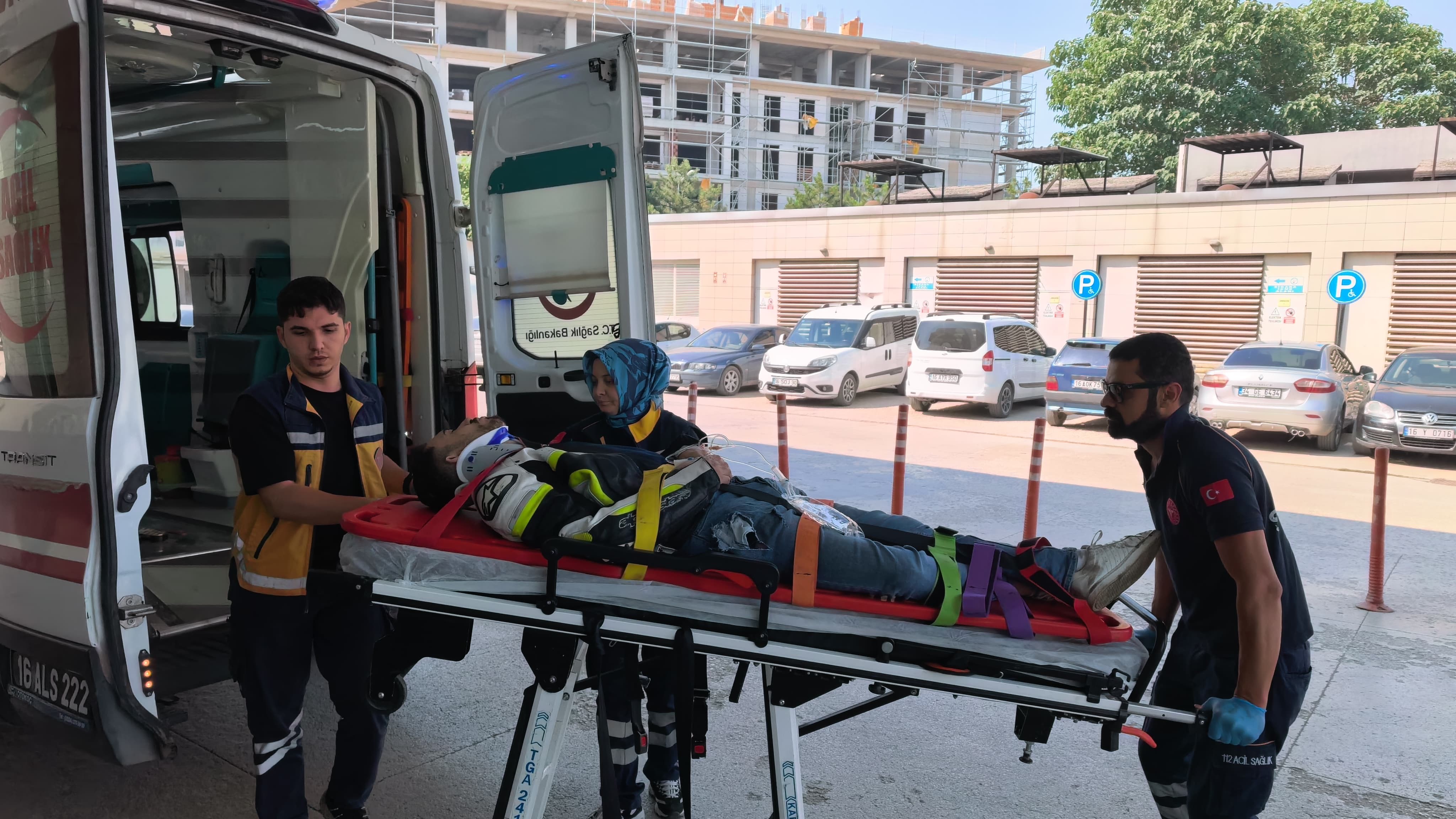 Tır ile motosiklet çarpıştı: 1 ağır yaralı