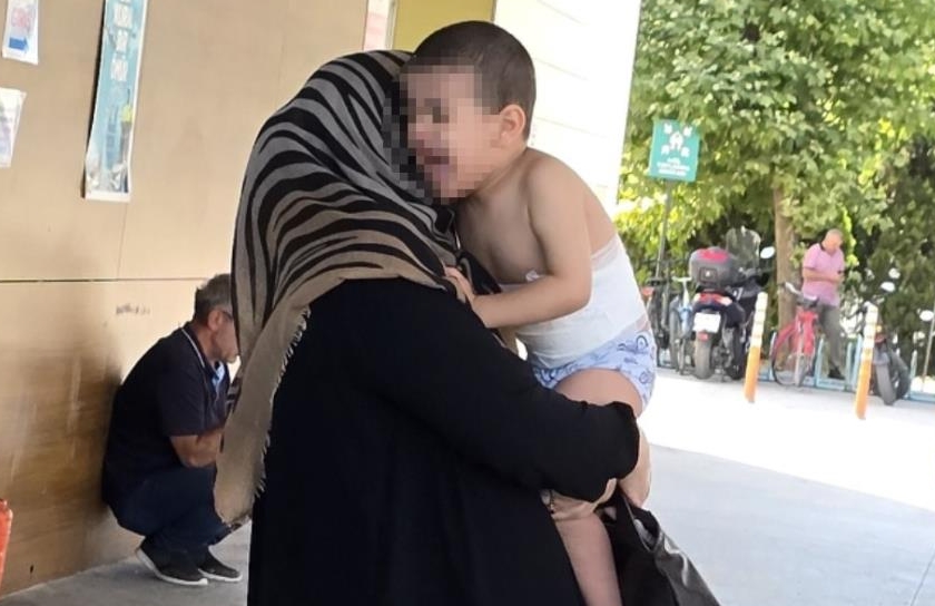 Üzerine kaynar çay dökülen çocuk hastaneye kaldırıldı
