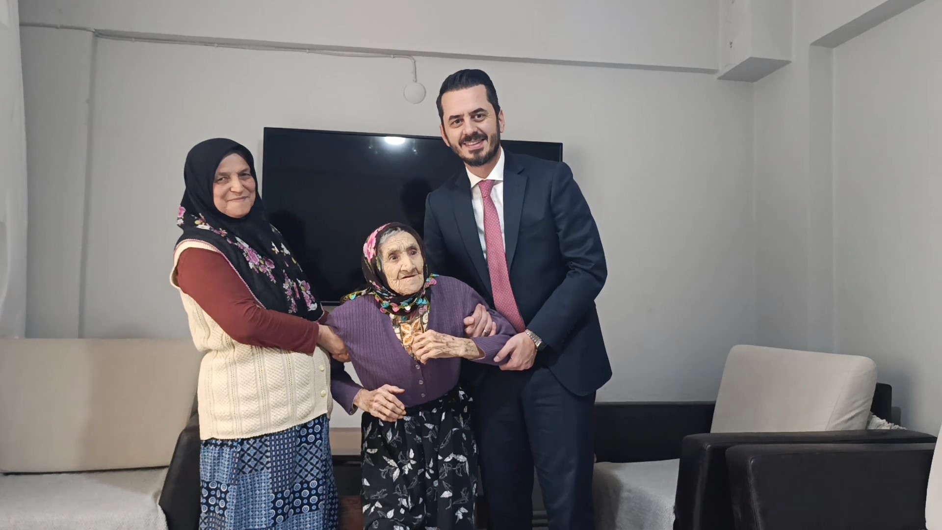 121 yaşındaki Saadet teyze, ziyaretçilerinden bakın ne istedi