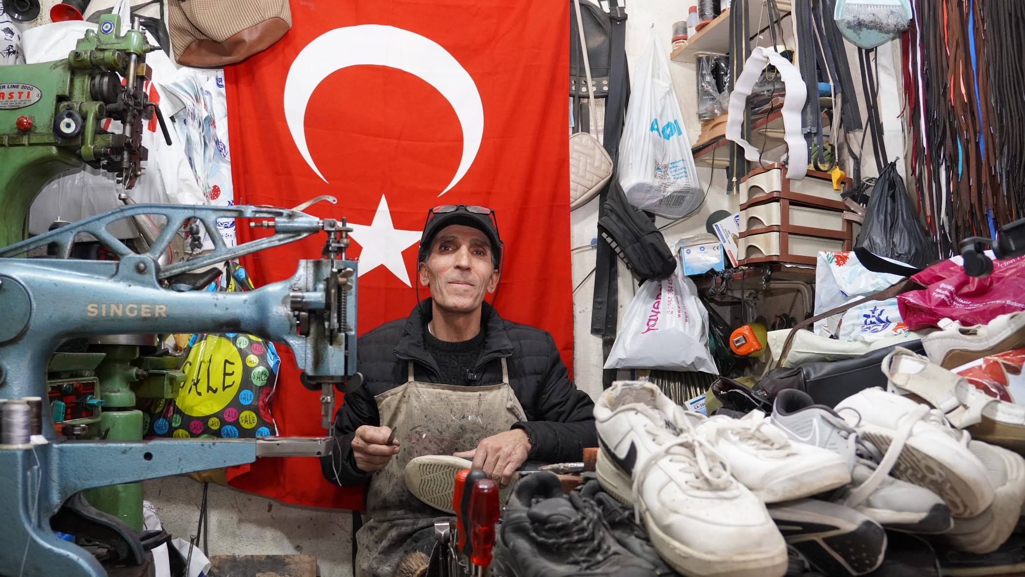 40 yıldır İznik'te ayakkabıları yeniliyor