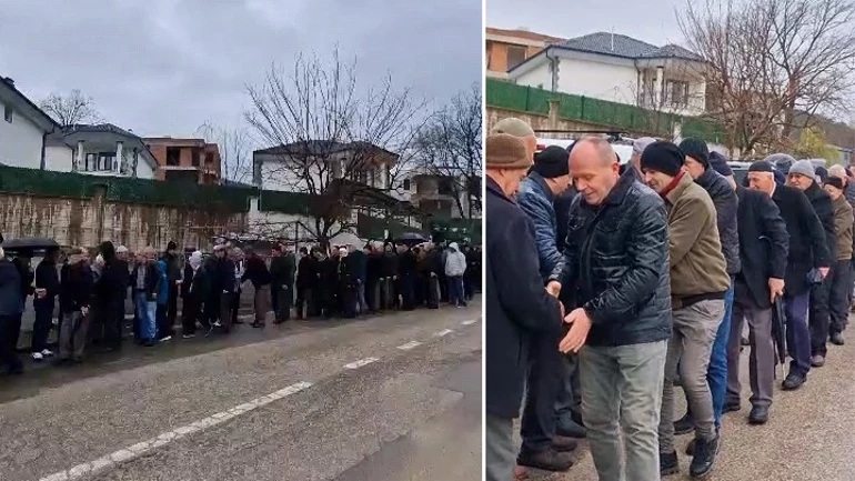 60 Yıllık Bayram geleneği: 1 kilometrelik bayramlaşma kuyruğu