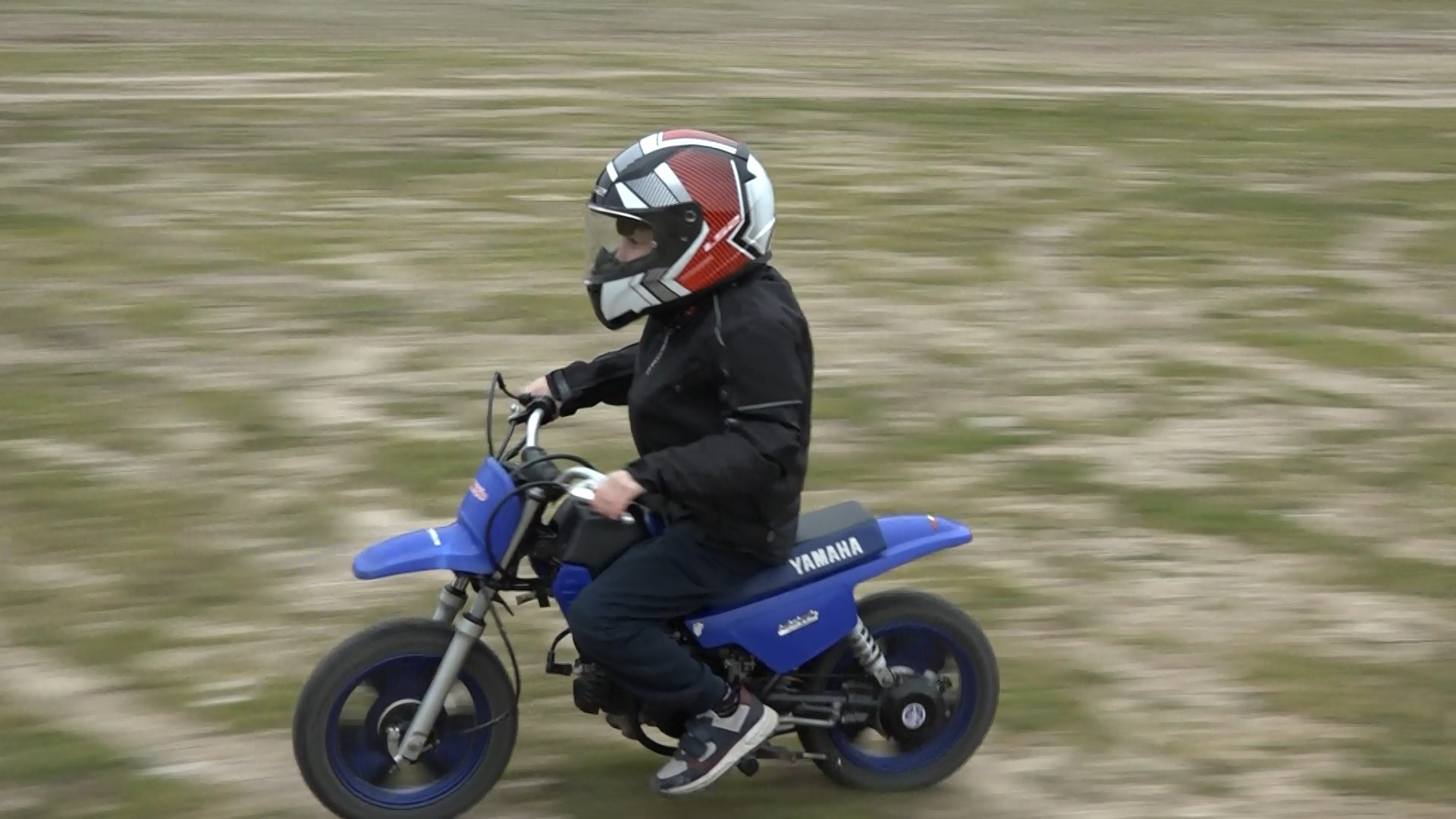 8 yaşında motosikletle toprağın tozunu kaldırıyor