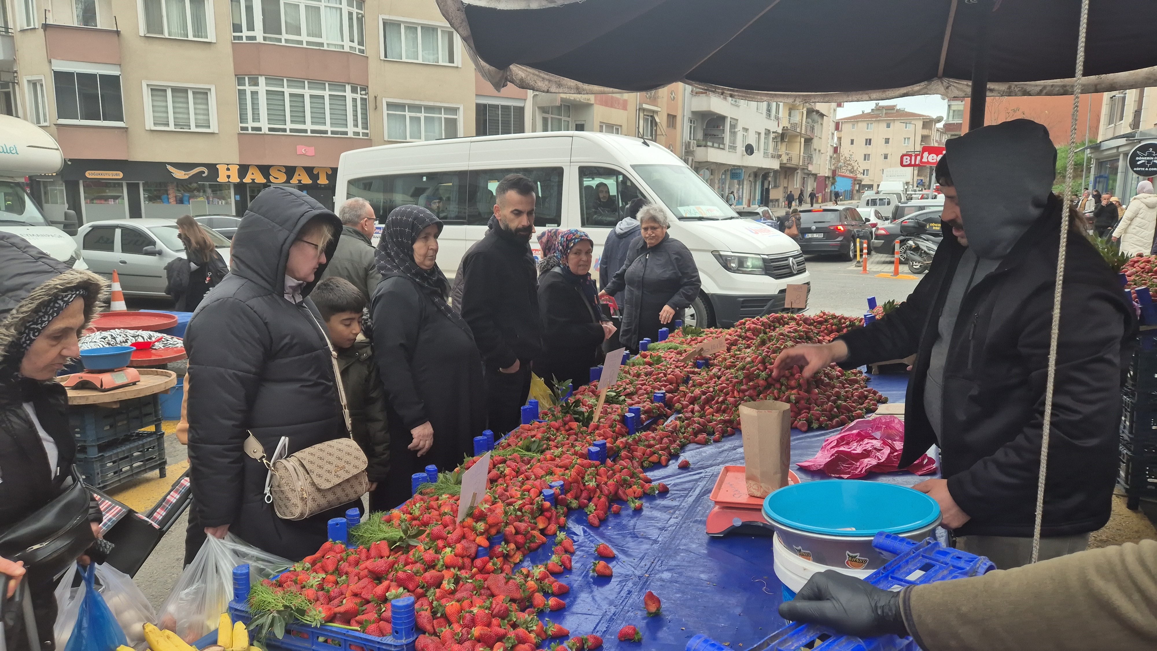 80 TL'lik çileğe yoğun ilgi