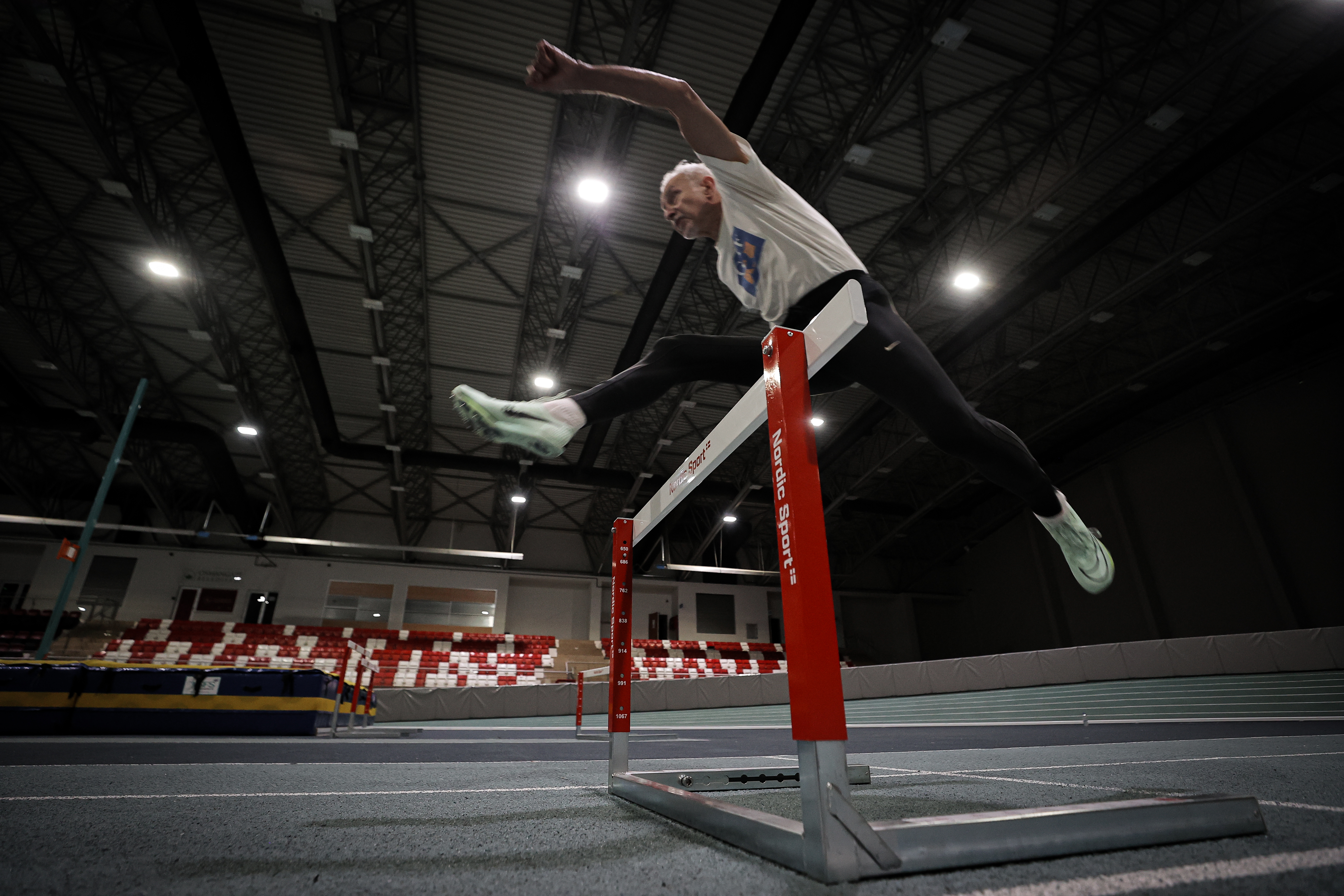 80 yaşındaki çocuk doktoru pistte madalya peşinde