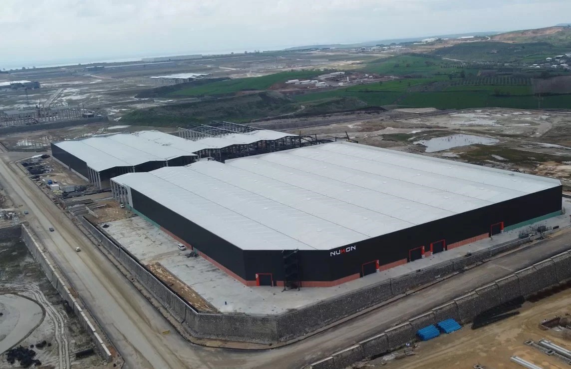 Şirketin Yönetim Kurulu Başkan Yardımcısı İnşaat Mühendisi Tolga Üstünsu " Binaları teslim ederken verdiğimiz kimlik sertifikalarının üzerindeki kare kod okutulduktan sonra firmaya verdiğimiz özel şifre ile girilen sertifika içinde binanın mimari, statik, elektrik, mekanik projeleri, zemin etüdü, ÇED Raporu, ruhsat, beton test raporu, demir test raporu, yapı kullanma izni gibi bütün bilgilere ulaşmak mümkündür" dedi. Tolga Üstünsu, bütün bu belgelere her türlü dijital ortamdan tek tuşla ulaşılmasının; yapı kontrol disiplinleri ve gelecekteki muhtemel bina tadilat ve revizyon çalışmaları için çok önemli olduğunu ifade etti.