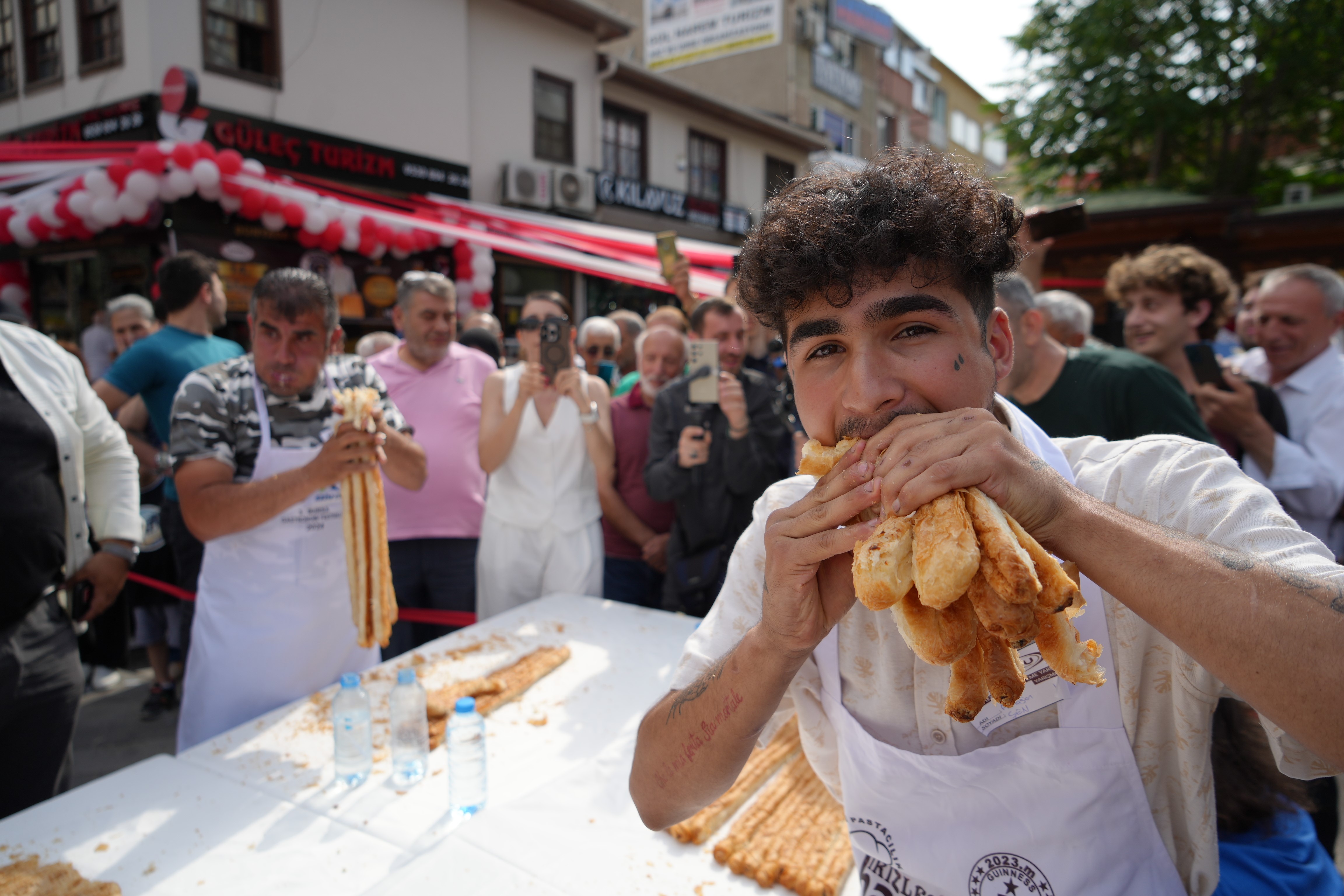 Bursa'da börek çılgınlığı... En uzun böreği yiyebilmek için günlerce aç kaldılar!