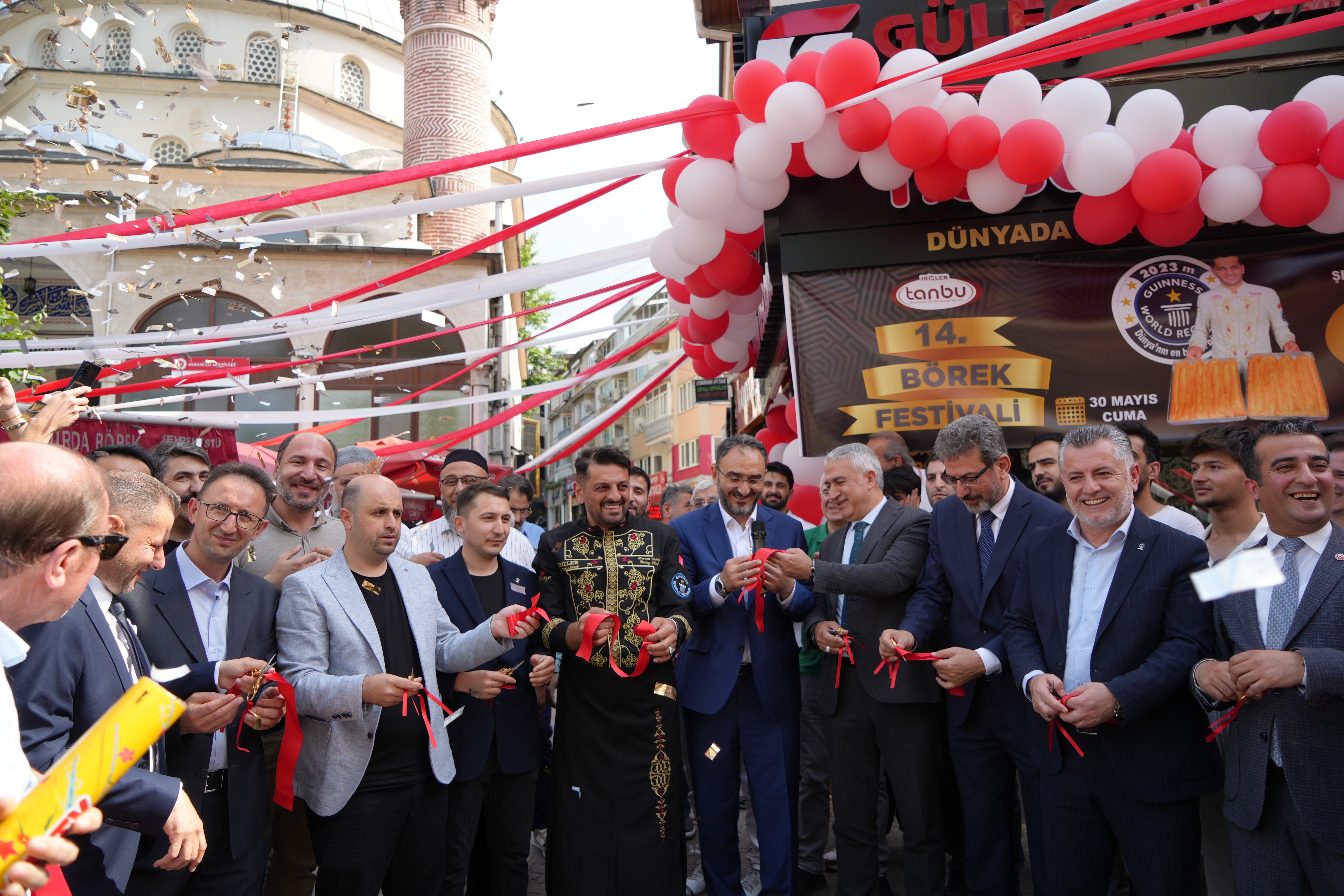 Bursa'da börek çılgınlığı... En uzun böreği yiyebilmek için günlerce aç kaldılar!
