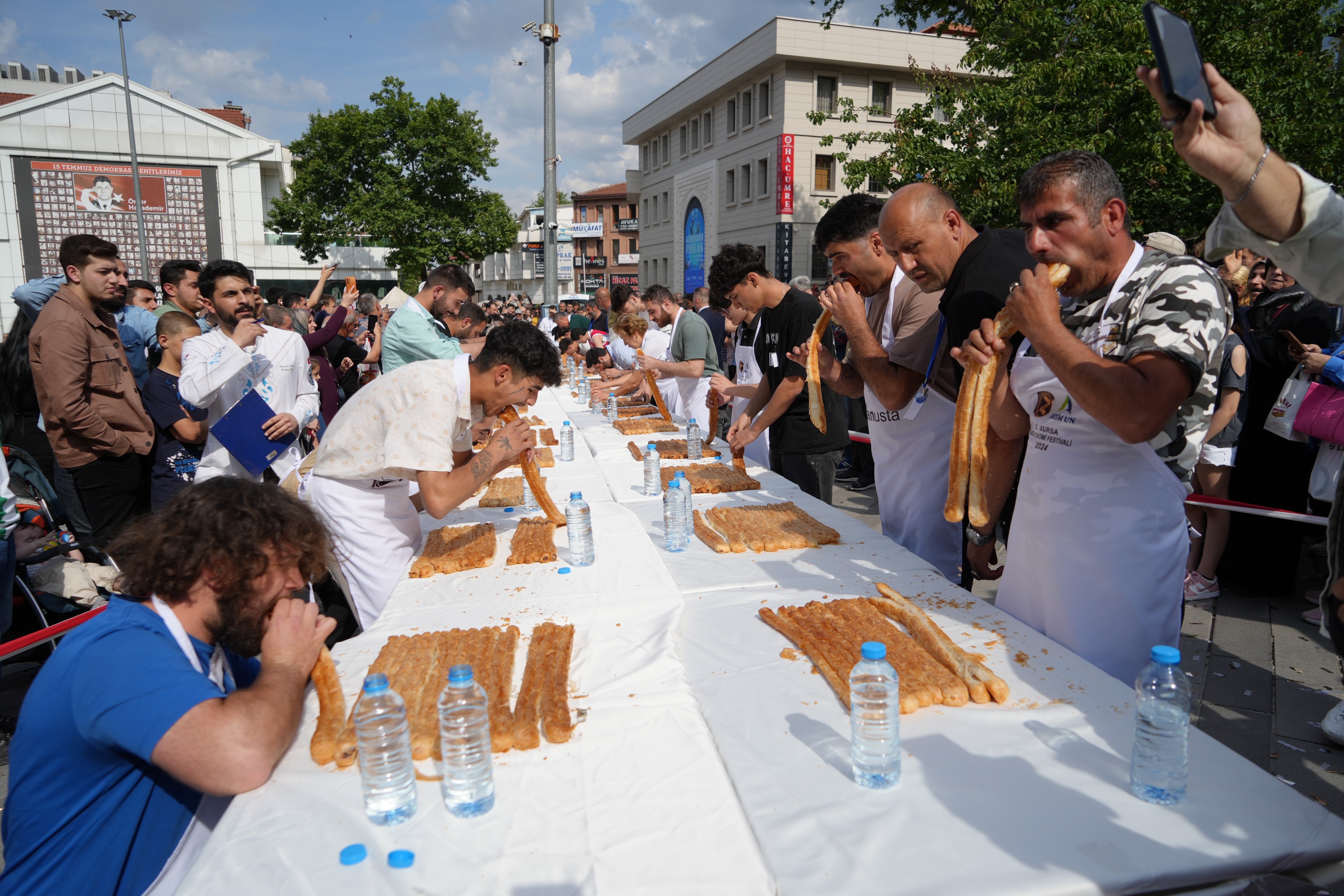 Bursa'da börek çılgınlığı... En uzun böreği yiyebilmek için günlerce aç kaldılar!
