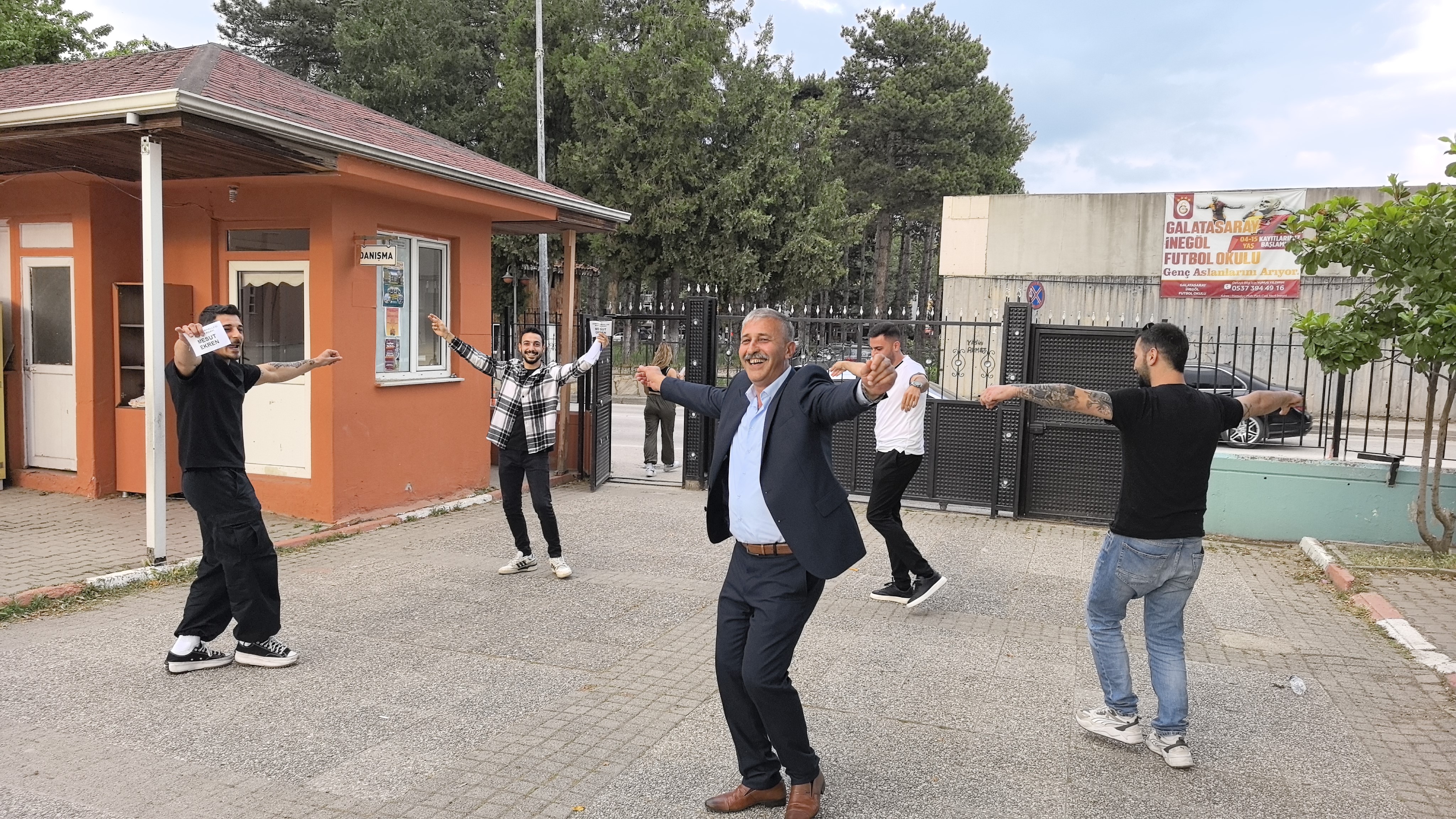 Muhtarlığı kazandı, sevincini çiftetelli oynayarak kutladı