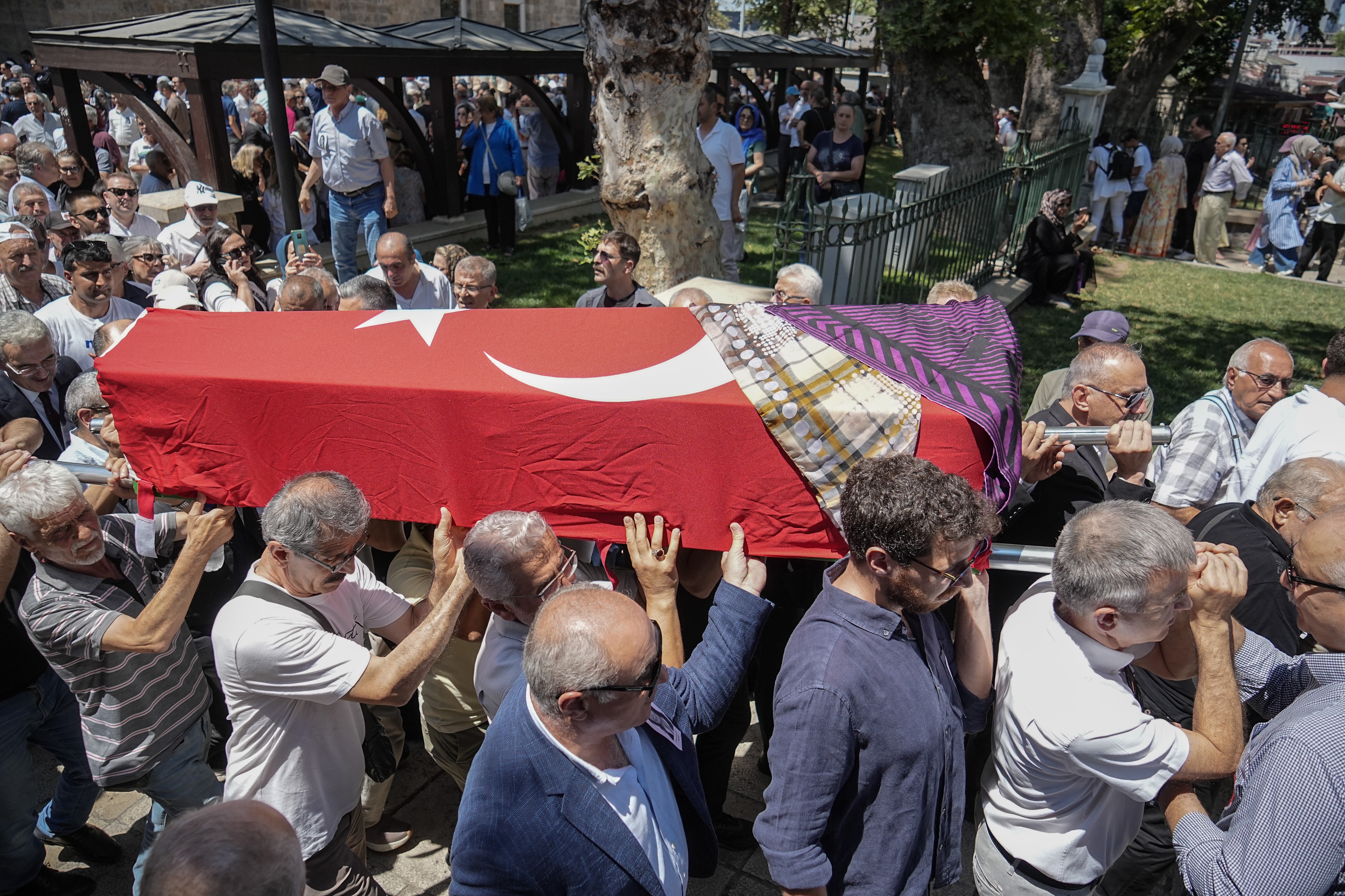 Eski CHP Milletvekili Lale Karabıyık son yolculuğuna uğurlandı