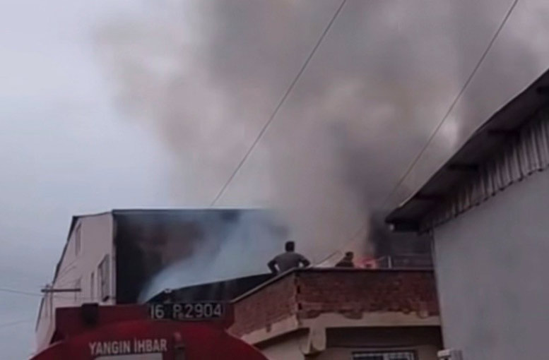Bursa da tek katlı evin çatısı yandı