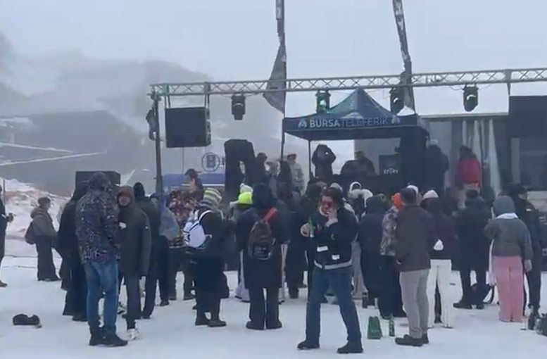 Uludağ a  çıkmak için 500 metreyi aşan kuyruk