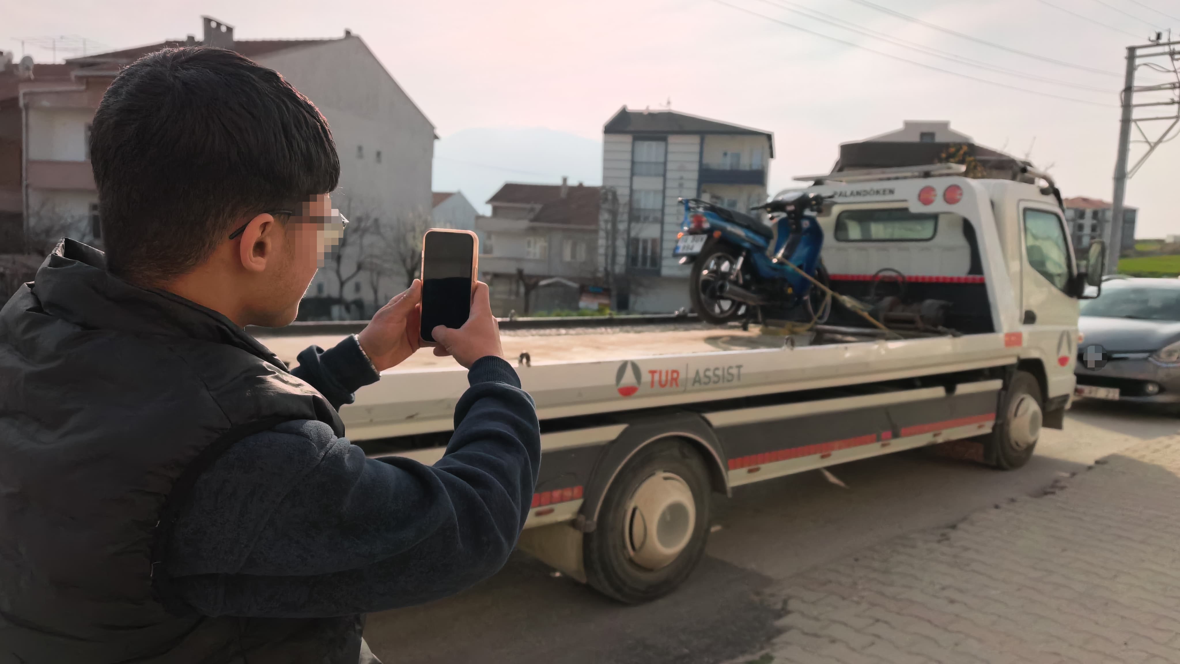 Abartı egzoz ile dolaştı, 58 bin lira ceza yiyince, "Devlet yakalar" mesajı verdi