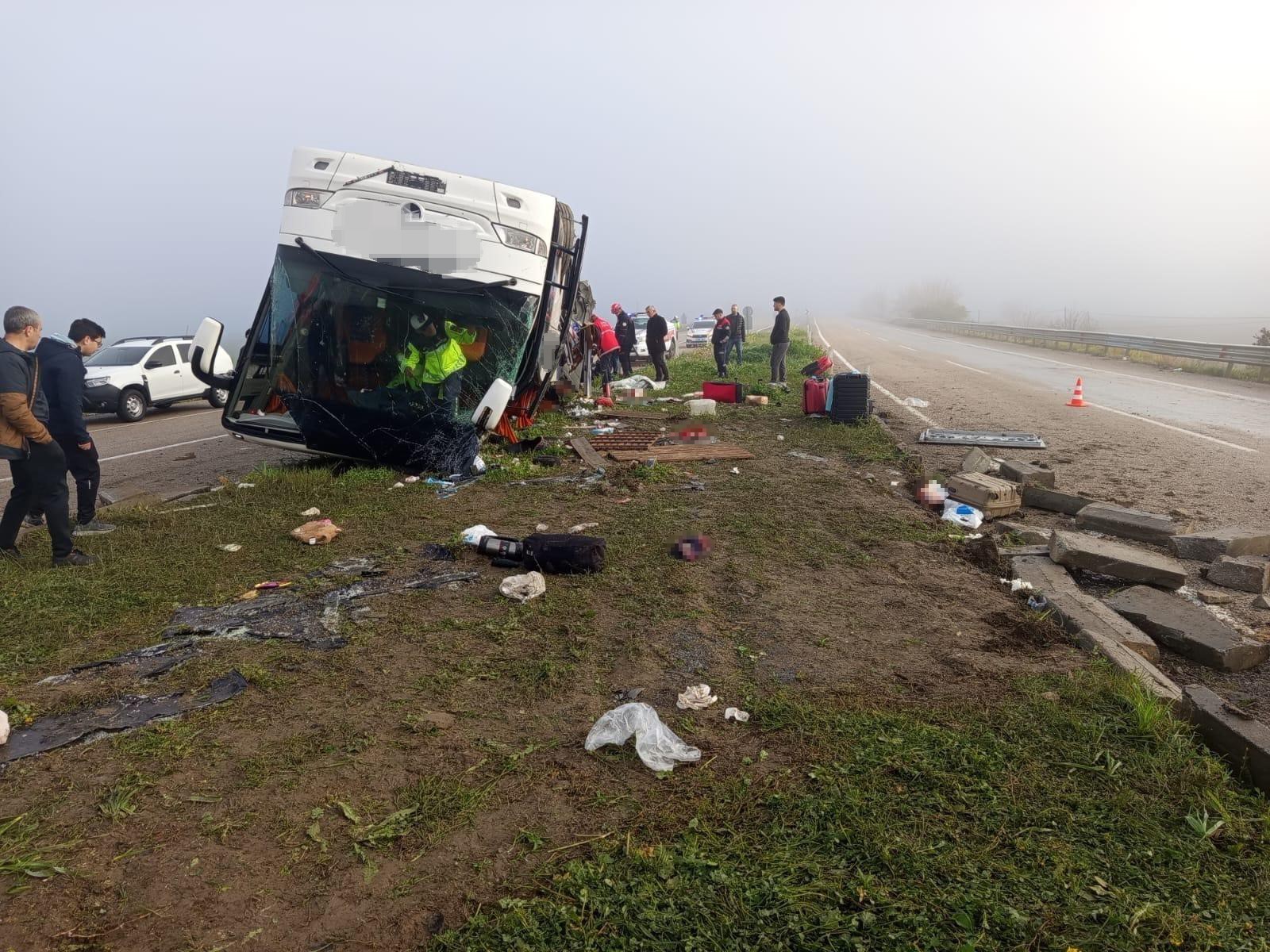 Adana'da yolcu otobüsü devrildi: 2 ölü, 23 yaralı