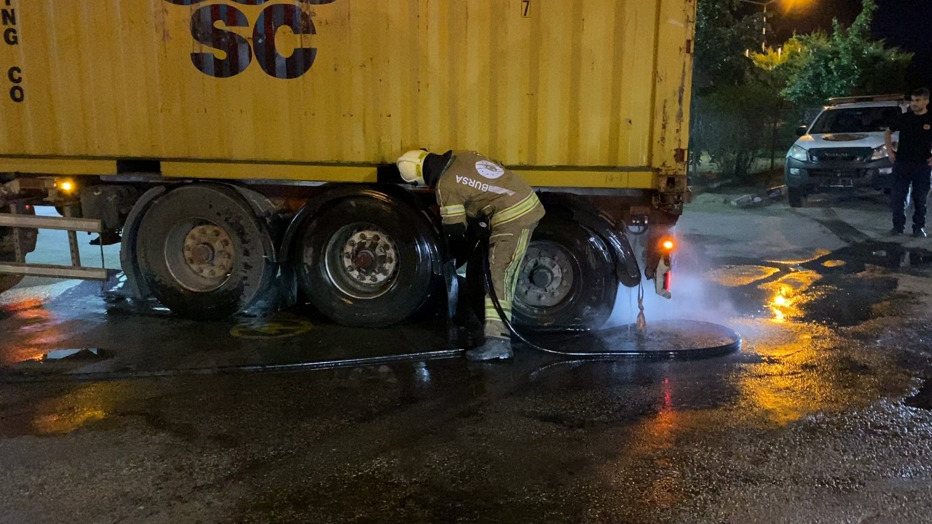 Alevlerle 10 Kilometrelik Mücadele... Yanan Tırla İtfaiyeye Gitti!