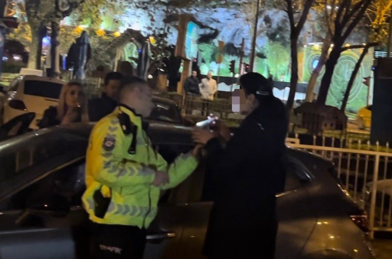 Alkollü Kadın Sürücü Uygulamada Olay Çıkardı: “Sarhoşun mektubu okunmaz” Savunması