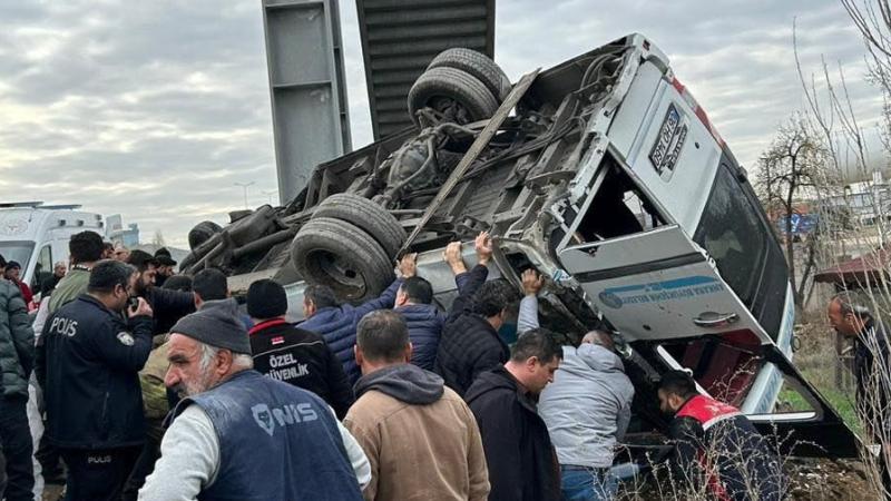 Ankara'da minibüs üst geçidin ayağına çarptı: 5 ölü, 14 yaralı