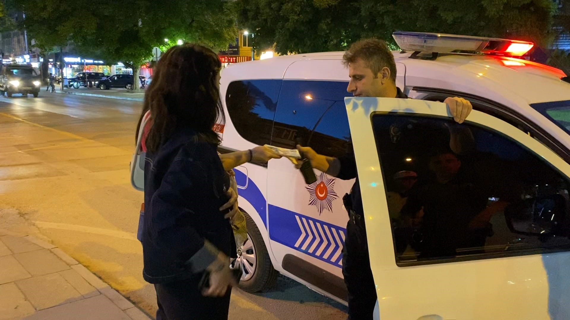 ATM'de unutulan parayı görüp polise teslim etti!
